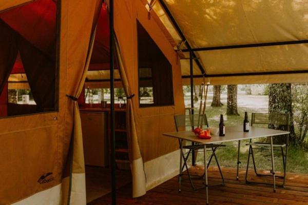 Onlycamp Le Pont Romain Yvré-lʼÉvêque Dış mekan fotoğraf